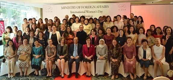 越南外交部举行各国和国际组织驻河内女大使、女首席代表见面会
